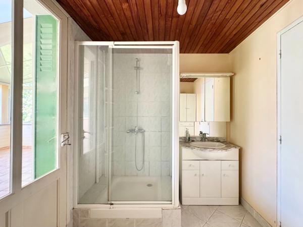 Vaste Maison individuelle P8 à rénover - LE VERNET (03200) - Terrain - garage, carport et atelier.