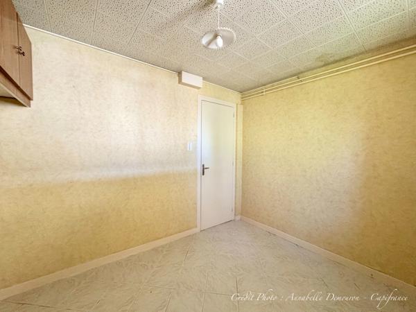 Vaste Maison individuelle P8 à rénover - LE VERNET (03200) - Terrain - garage, carport et atelier.