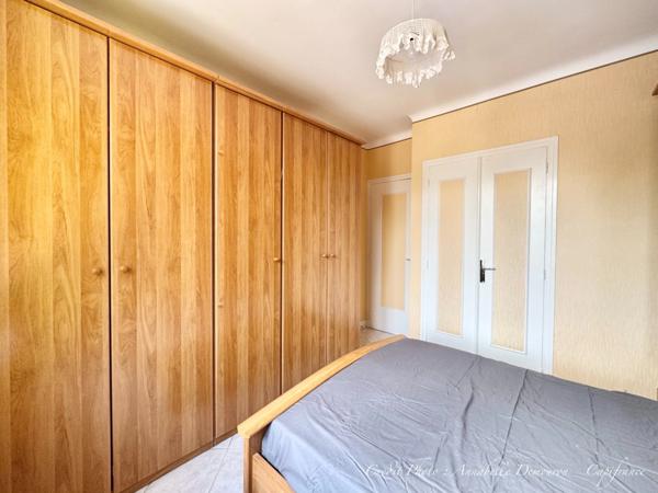 Vaste Maison individuelle P8 à rénover - LE VERNET (03200) - Terrain - garage, carport et atelier.