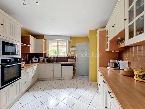 Vous recherchez une maison spacieuse, lumineuse et parfaitement entretenue. Découvrez cette agréable maison de 131 m² habitables, située dans un excellent secteur de Tourcoing (Brun pain), à proximité des commodités, écoles et transports.
Dès l'entrée, vous serez séduit par son grand espace de vie convivial. La cuisine ouverte s'intègre harmonieusement à la pièce de vie et offre un cadre chaleureux au quotidien.

Au rez-de-chaussée, vous trouverez également :

Une salle de bains complète avec douche et baignoire

Une buanderie pratique

Un WC indépendant

Un agréable jardin avec terrasse couverte pour profiter des beaux jours

Côté nuit :

3 chambres au premier étage

2 chambres au second étage

L'étage bénéficie d'une extension réalisée par société sous garantie décennale.

Les atouts techniques :
- Chaudière récente
- Cumulus de moins de 6 mois
- Huisseries PVC double vitrage
- Toiture entretenue 
- État technique irréprochable, aucun gros travaux à prévoir
Une maison saine, fonctionnelle et prête à accueillir ses nouveaux propriétaires.

📍 Tourcoing – Secteur prisé
🏠 131 m² habitables
🛏️ 5 chambres
🌳 Jardin
🔧 Entretien et équipements récents

Une opportunité rare si vous êtes à la recherche d'espace et de tranquillité. À visiter sans tarder !