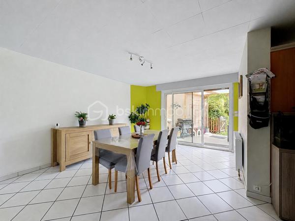 Vous recherchez une maison spacieuse, lumineuse et parfaitement entretenue. Découvrez cette agréable maison de 131 m² habitables, située dans un excellent secteur de Tourcoing (Brun pain), à proximité des commodités, écoles et transports.
Dès l'entrée, vous serez séduit par son grand espace de vie convivial. La cuisine ouverte s'intègre harmonieusement à la pièce de vie et offre un cadre chaleureux au quotidien.

Au rez-de-chaussée, vous trouverez également :

Une salle de bains complète avec douche et baignoire

Une buanderie pratique

Un WC indépendant

Un agréable jardin avec terrasse couverte pour profiter des beaux jours

Côté nuit :

3 chambres au premier étage

2 chambres au second étage

L'étage bénéficie d'une extension réalisée par société sous garantie décennale.

Les atouts techniques :
- Chaudière récente
- Cumulus de moins de 6 mois
- Huisseries PVC double vitrage
- Toiture entretenue 
- État technique irréprochable, aucun gros travaux à prévoir
Une maison saine, fonctionnelle et prête à accueillir ses nouveaux propriétaires.

📍 Tourcoing – Secteur prisé
🏠 131 m² habitables
🛏️ 5 chambres
🌳 Jardin
🔧 Entretien et équipements récents

Une opportunité rare si vous êtes à la recherche d'espace et de tranquillité. À visiter sans tarder !