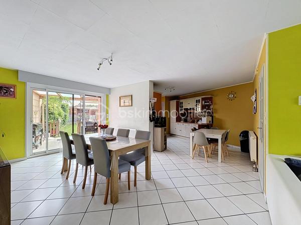 Vous recherchez une maison spacieuse, lumineuse et parfaitement entretenue. Découvrez cette agréable maison de 131 m² habitables, située dans un excellent secteur de Tourcoing (Brun pain), à proximité des commodités, écoles et transports.
Dès l'entrée, vous serez séduit par son grand espace de vie convivial. La cuisine ouverte s'intègre harmonieusement à la pièce de vie et offre un cadre chaleureux au quotidien.

Au rez-de-chaussée, vous trouverez également :

Une salle de bains complète avec douche et baignoire

Une buanderie pratique

Un WC indépendant

Un agréable jardin avec terrasse couverte pour profiter des beaux jours

Côté nuit :

3 chambres au premier étage

2 chambres au second étage

L'étage bénéficie d'une extension réalisée par société sous garantie décennale.

Les atouts techniques :
- Chaudière récente
- Cumulus de moins de 6 mois
- Huisseries PVC double vitrage
- Toiture entretenue 
- État technique irréprochable, aucun gros travaux à prévoir
Une maison saine, fonctionnelle et prête à accueillir ses nouveaux propriétaires.

📍 Tourcoing – Secteur prisé
🏠 131 m² habitables
🛏️ 5 chambres
🌳 Jardin
🔧 Entretien et équipements récents

Une opportunité rare si vous êtes à la recherche d'espace et de tranquillité. À visiter sans tarder !