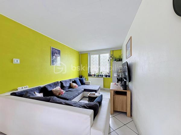 Vous recherchez une maison spacieuse, lumineuse et parfaitement entretenue. Découvrez cette agréable maison de 131 m² habitables, située dans un excellent secteur de Tourcoing (Brun pain), à proximité des commodités, écoles et transports.
Dès l'entrée, vous serez séduit par son grand espace de vie convivial. La cuisine ouverte s'intègre harmonieusement à la pièce de vie et offre un cadre chaleureux au quotidien.

Au rez-de-chaussée, vous trouverez également :

Une salle de bains complète avec douche et baignoire

Une buanderie pratique

Un WC indépendant

Un agréable jardin avec terrasse couverte pour profiter des beaux jours

Côté nuit :

3 chambres au premier étage

2 chambres au second étage

L'étage bénéficie d'une extension réalisée par société sous garantie décennale.

Les atouts techniques :
- Chaudière récente
- Cumulus de moins de 6 mois
- Huisseries PVC double vitrage
- Toiture entretenue 
- État technique irréprochable, aucun gros travaux à prévoir
Une maison saine, fonctionnelle et prête à accueillir ses nouveaux propriétaires.

📍 Tourcoing – Secteur prisé
🏠 131 m² habitables
🛏️ 5 chambres
🌳 Jardin
🔧 Entretien et équipements récents

Une opportunité rare si vous êtes à la recherche d'espace et de tranquillité. À visiter sans tarder !