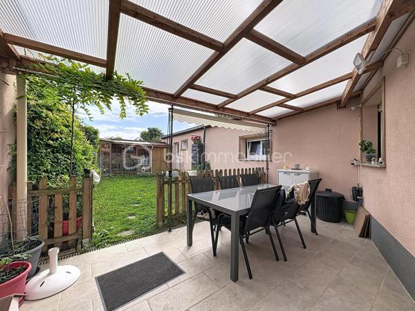 Vous recherchez une maison spacieuse, lumineuse et parfaitement entretenue. Découvrez cette agréable maison de 131 m² habitables, située dans un excellent secteur de Tourcoing (Brun pain), à proximité des commodités, écoles et transports.
Dès l'entrée, vous serez séduit par son grand espace de vie convivial. La cuisine ouverte s'intègre harmonieusement à la pièce de vie et offre un cadre chaleureux au quotidien.

Au rez-de-chaussée, vous trouverez également :

Une salle de bains complète avec douche et baignoire

Une buanderie pratique

Un WC indépendant

Un agréable jardin avec terrasse couverte pour profiter des beaux jours

Côté nuit :

3 chambres au premier étage

2 chambres au second étage

L'étage bénéficie d'une extension réalisée par société sous garantie décennale.

Les atouts techniques :
- Chaudière récente
- Cumulus de moins de 6 mois
- Huisseries PVC double vitrage
- Toiture entretenue 
- État technique irréprochable, aucun gros travaux à prévoir
Une maison saine, fonctionnelle et prête à accueillir ses nouveaux propriétaires.

📍 Tourcoing – Secteur prisé
🏠 131 m² habitables
🛏️ 5 chambres
🌳 Jardin
🔧 Entretien et équipements récents

Une opportunité rare si vous êtes à la recherche d'espace et de tranquillité. À visiter sans tarder !