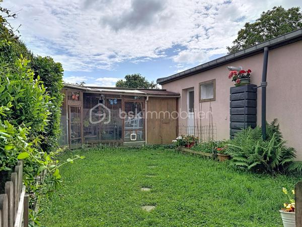 Vous recherchez une maison spacieuse, lumineuse et parfaitement entretenue. Découvrez cette agréable maison de 131 m² habitables, située dans un excellent secteur de Tourcoing (Brun pain), à proximité des commodités, écoles et transports.
Dès l'entrée, vous serez séduit par son grand espace de vie convivial. La cuisine ouverte s'intègre harmonieusement à la pièce de vie et offre un cadre chaleureux au quotidien.

Au rez-de-chaussée, vous trouverez également :

Une salle de bains complète avec douche et baignoire

Une buanderie pratique

Un WC indépendant

Un agréable jardin avec terrasse couverte pour profiter des beaux jours

Côté nuit :

3 chambres au premier étage

2 chambres au second étage

L'étage bénéficie d'une extension réalisée par société sous garantie décennale.

Les atouts techniques :
- Chaudière récente
- Cumulus de moins de 6 mois
- Huisseries PVC double vitrage
- Toiture entretenue 
- État technique irréprochable, aucun gros travaux à prévoir
Une maison saine, fonctionnelle et prête à accueillir ses nouveaux propriétaires.

📍 Tourcoing – Secteur prisé
🏠 131 m² habitables
🛏️ 5 chambres
🌳 Jardin
🔧 Entretien et équipements récents

Une opportunité rare si vous êtes à la recherche d'espace et de tranquillité. À visiter sans tarder !