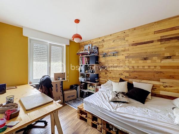 Vous recherchez une maison spacieuse, lumineuse et parfaitement entretenue. Découvrez cette agréable maison de 131 m² habitables, située dans un excellent secteur de Tourcoing (Brun pain), à proximité des commodités, écoles et transports.
Dès l'entrée, vous serez séduit par son grand espace de vie convivial. La cuisine ouverte s'intègre harmonieusement à la pièce de vie et offre un cadre chaleureux au quotidien.

Au rez-de-chaussée, vous trouverez également :

Une salle de bains complète avec douche et baignoire

Une buanderie pratique

Un WC indépendant

Un agréable jardin avec terrasse couverte pour profiter des beaux jours

Côté nuit :

3 chambres au premier étage

2 chambres au second étage

L'étage bénéficie d'une extension réalisée par société sous garantie décennale.

Les atouts techniques :
- Chaudière récente
- Cumulus de moins de 6 mois
- Huisseries PVC double vitrage
- Toiture entretenue 
- État technique irréprochable, aucun gros travaux à prévoir
Une maison saine, fonctionnelle et prête à accueillir ses nouveaux propriétaires.

📍 Tourcoing – Secteur prisé
🏠 131 m² habitables
🛏️ 5 chambres
🌳 Jardin
🔧 Entretien et équipements récents

Une opportunité rare si vous êtes à la recherche d'espace et de tranquillité. À visiter sans tarder !