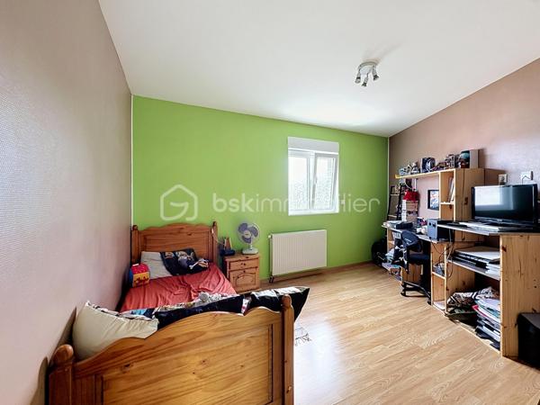 Vous recherchez une maison spacieuse, lumineuse et parfaitement entretenue. Découvrez cette agréable maison de 131 m² habitables, située dans un excellent secteur de Tourcoing (Brun pain), à proximité des commodités, écoles et transports.
Dès l'entrée, vous serez séduit par son grand espace de vie convivial. La cuisine ouverte s'intègre harmonieusement à la pièce de vie et offre un cadre chaleureux au quotidien.

Au rez-de-chaussée, vous trouverez également :

Une salle de bains complète avec douche et baignoire

Une buanderie pratique

Un WC indépendant

Un agréable jardin avec terrasse couverte pour profiter des beaux jours

Côté nuit :

3 chambres au premier étage

2 chambres au second étage

L'étage bénéficie d'une extension réalisée par société sous garantie décennale.

Les atouts techniques :
- Chaudière récente
- Cumulus de moins de 6 mois
- Huisseries PVC double vitrage
- Toiture entretenue 
- État technique irréprochable, aucun gros travaux à prévoir
Une maison saine, fonctionnelle et prête à accueillir ses nouveaux propriétaires.

📍 Tourcoing – Secteur prisé
🏠 131 m² habitables
🛏️ 5 chambres
🌳 Jardin
🔧 Entretien et équipements récents

Une opportunité rare si vous êtes à la recherche d'espace et de tranquillité. À visiter sans tarder !