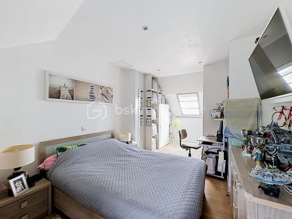 Vous recherchez une maison spacieuse, lumineuse et parfaitement entretenue. Découvrez cette agréable maison de 131 m² habitables, située dans un excellent secteur de Tourcoing (Brun pain), à proximité des commodités, écoles et transports.
Dès l'entrée, vous serez séduit par son grand espace de vie convivial. La cuisine ouverte s'intègre harmonieusement à la pièce de vie et offre un cadre chaleureux au quotidien.

Au rez-de-chaussée, vous trouverez également :

Une salle de bains complète avec douche et baignoire

Une buanderie pratique

Un WC indépendant

Un agréable jardin avec terrasse couverte pour profiter des beaux jours

Côté nuit :

3 chambres au premier étage

2 chambres au second étage

L'étage bénéficie d'une extension réalisée par société sous garantie décennale.

Les atouts techniques :
- Chaudière récente
- Cumulus de moins de 6 mois
- Huisseries PVC double vitrage
- Toiture entretenue 
- État technique irréprochable, aucun gros travaux à prévoir
Une maison saine, fonctionnelle et prête à accueillir ses nouveaux propriétaires.

📍 Tourcoing – Secteur prisé
🏠 131 m² habitables
🛏️ 5 chambres
🌳 Jardin
🔧 Entretien et équipements récents

Une opportunité rare si vous êtes à la recherche d'espace et de tranquillité. À visiter sans tarder !