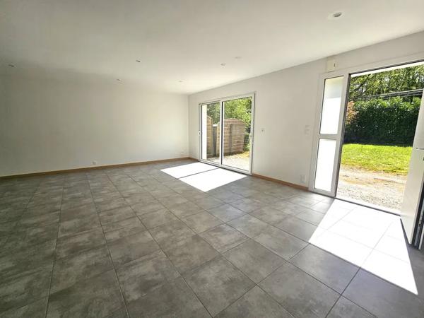 Maison récente, 5 chambres et un garage sur 950m2