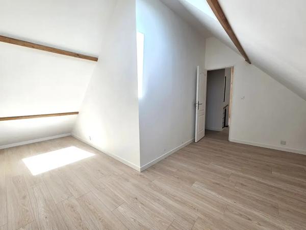 Maison récente, 5 chambres et un garage sur 950m2