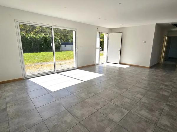 Maison récente, 5 chambres et un garage sur 950m2