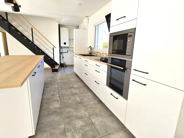 Maison récente, 5 chambres et un garage sur 950m2