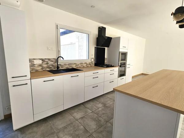 Maison récente, 5 chambres et un garage sur 950m2