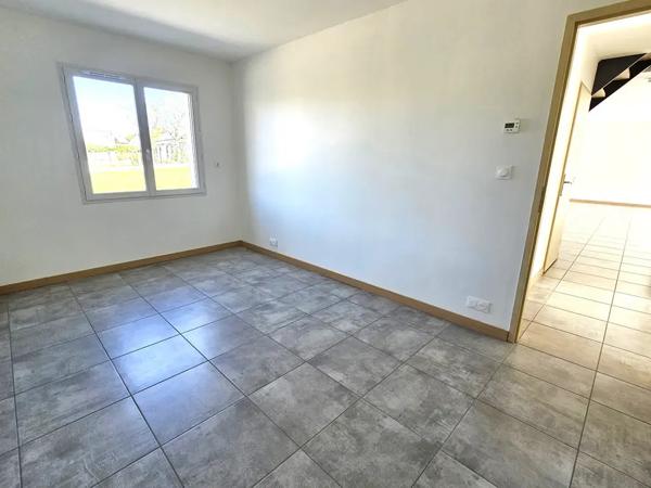 Maison récente, 5 chambres et un garage sur 950m2