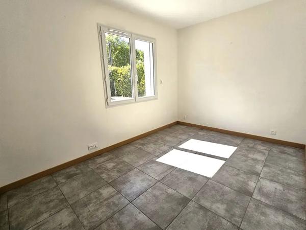 Maison récente, 5 chambres et un garage sur 950m2
