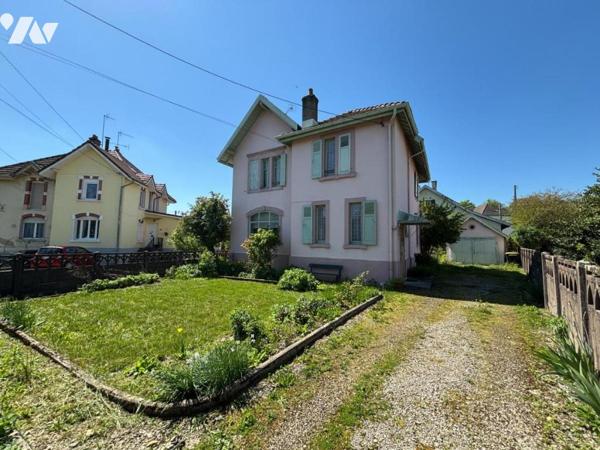 Maison 6 pièces (environ 128 m² habitables), située dans un secteur calme, proche commodités