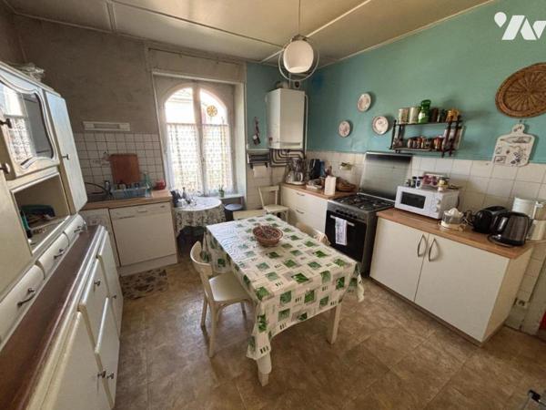 Maison 6 pièces (environ 128 m² habitables), située dans un secteur calme, proche commodités