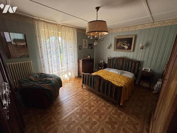 Maison 6 pièces (environ 128 m² habitables), située dans un secteur calme, proche commodités