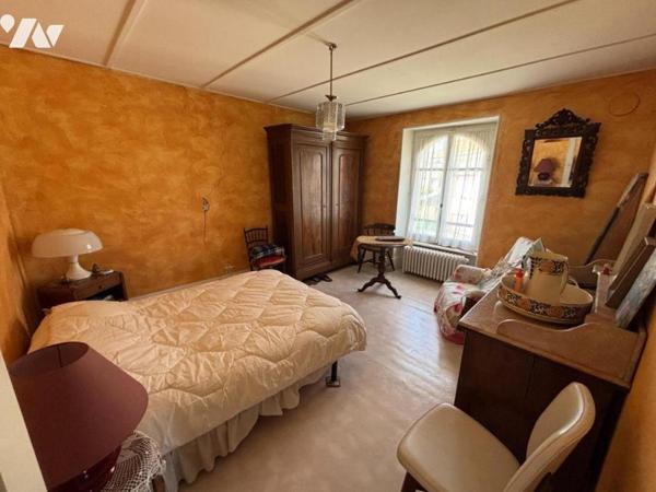 Maison 6 pièces (environ 128 m² habitables), située dans un secteur calme, proche commodités