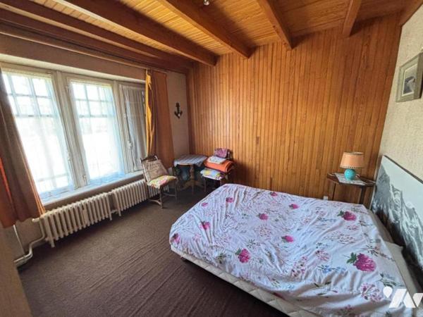 Maison 6 pièces (environ 128 m² habitables), située dans un secteur calme, proche commodités