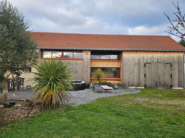 EXCLUSIVITE- Propriété de charme entièrement rénovée à FOUGERE (49)