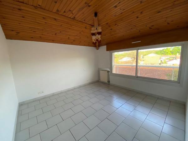 Appartement A louer T3 vide en duplex Narrosse Dax terrasse garage cuisine moderne