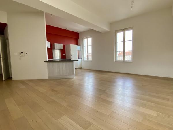 DERNIER ETAGE AVEC ASCENSEUR – PROCHE MARCHE ET HOTEL DE VILLE