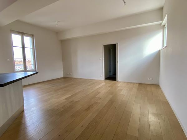 DERNIER ETAGE AVEC ASCENSEUR – PROCHE MARCHE ET HOTEL DE VILLE