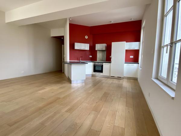 DERNIER ETAGE AVEC ASCENSEUR – PROCHE MARCHE ET HOTEL DE VILLE