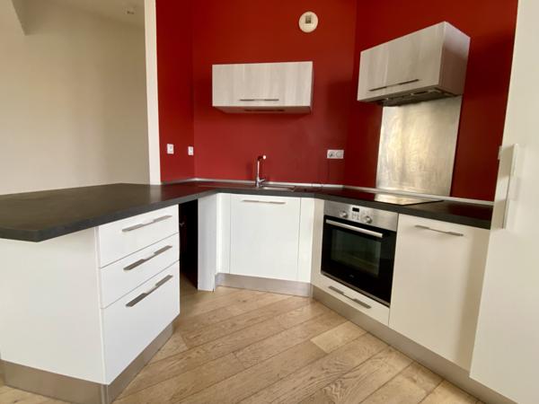 DERNIER ETAGE AVEC ASCENSEUR – PROCHE MARCHE ET HOTEL DE VILLE