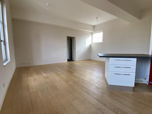 DERNIER ETAGE AVEC ASCENSEUR – PROCHE MARCHE ET HOTEL DE VILLE