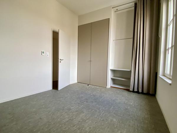 DERNIER ETAGE AVEC ASCENSEUR – PROCHE MARCHE ET HOTEL DE VILLE