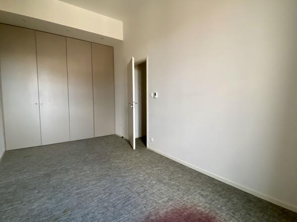 DERNIER ETAGE AVEC ASCENSEUR – PROCHE MARCHE ET HOTEL DE VILLE