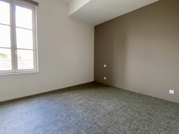 DERNIER ETAGE AVEC ASCENSEUR – PROCHE MARCHE ET HOTEL DE VILLE