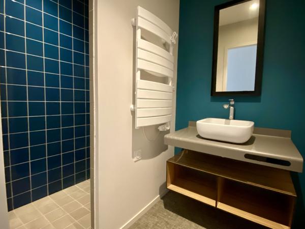 DERNIER ETAGE AVEC ASCENSEUR – PROCHE MARCHE ET HOTEL DE VILLE