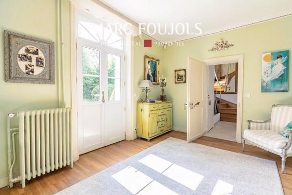 Demeure dans un écrin de verdure