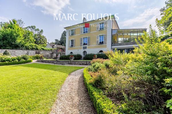 Demeure dans un écrin de verdure