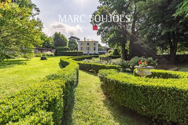 Demeure dans un écrin de verdure