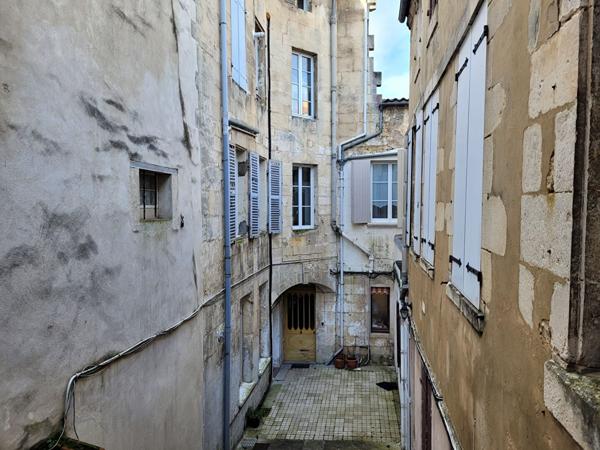 ROCHEFORT hyper centre et au calme - un appartement de 34 m² avec chai privatif