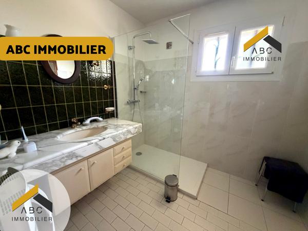 JONQUIÈRES – Maison de caractère de 167 m² avec piscine couverte, garages et terrain arboré de 2 400 m²