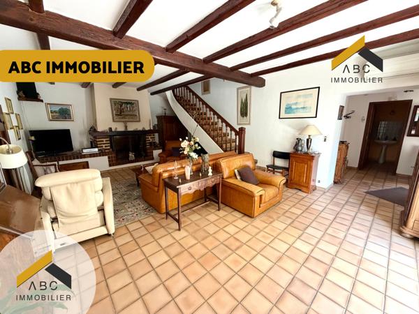 JONQUIÈRES – Maison de caractère de 167 m² avec piscine couverte, garages et terrain arboré de 2 400 m²