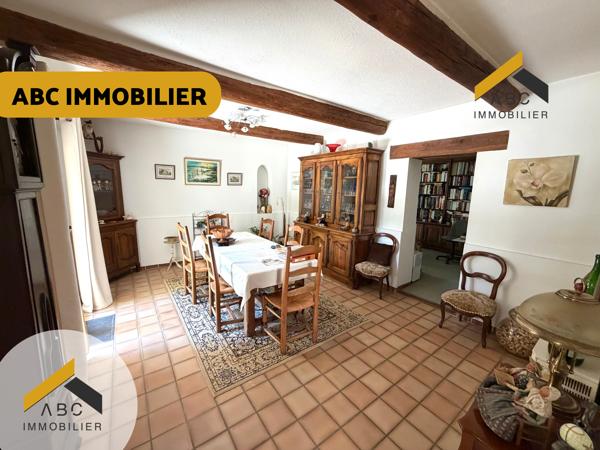 JONQUIÈRES – Maison de caractère de 167 m² avec piscine couverte, garages et terrain arboré de 2 400 m²