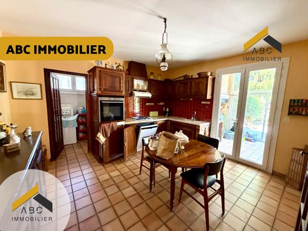 JONQUIÈRES – Maison de caractère de 167 m² avec piscine couverte, garages et terrain arboré de 2 400 m²