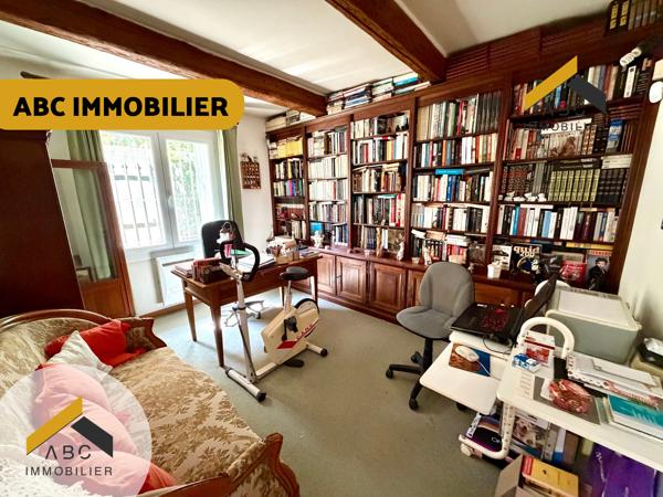 JONQUIÈRES – Maison de caractère de 167 m² avec piscine couverte, garages et terrain arboré de 2 400 m²