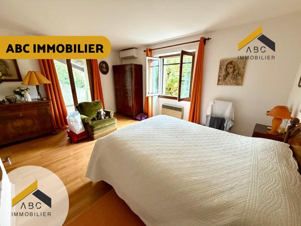 JONQUIÈRES – Maison de caractère de 167 m² avec piscine couverte, garages et terrain arboré de 2 400 m²
