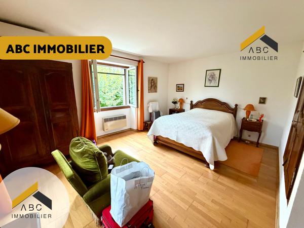JONQUIÈRES – Maison de caractère de 167 m² avec piscine couverte, garages et terrain arboré de 2 400 m²