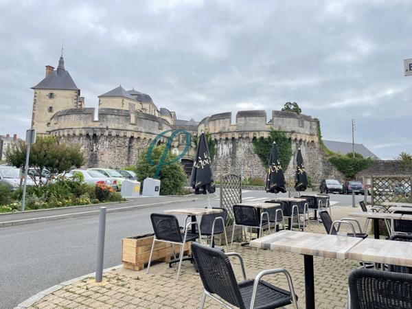 Immeuble avec restaurant - appartement - dépendances - 319 m² - centre-ville Ancenis