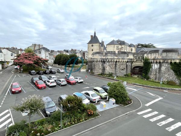 Immeuble avec restaurant - appartement - dépendances - 319 m² - centre-ville Ancenis