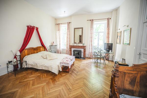 Decazeville (12300) Château, maison d'hôtes, proche du village de Conques, tour circulaire, jardin d'hiver, parc, piscine