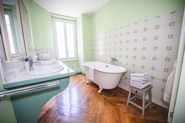 Decazeville (12300) Château, maison d'hôtes, proche du village de Conques, tour circulaire, jardin d'hiver, parc, piscine